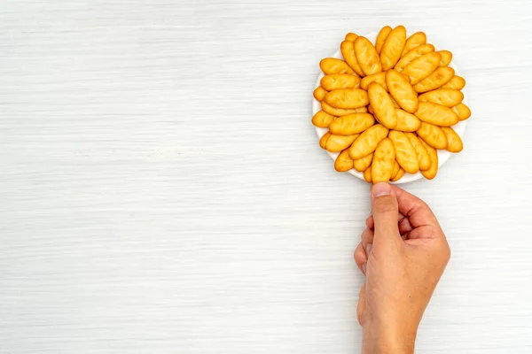 Hand Neemt Koekje Van Plaat Kopieerruimte — Stockfoto