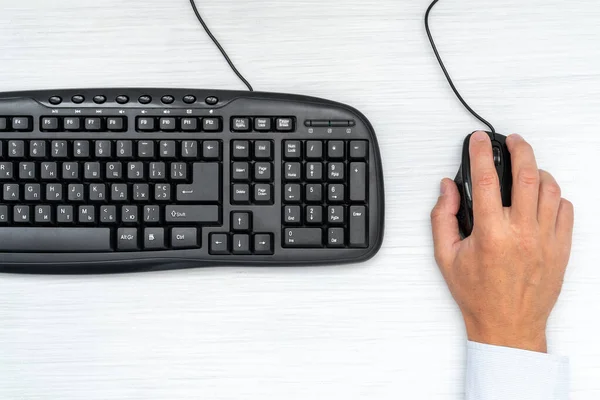 コンピュータのマウスとキーボードで作業するビジネスマン トップビュー — ストック写真