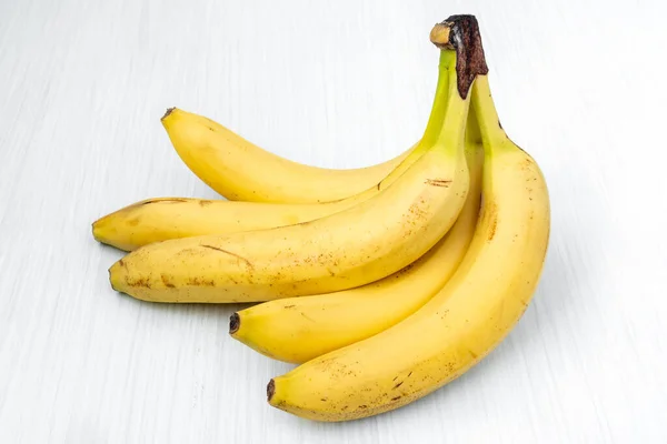 Zoete Bananen Bos Liggend Witte Houten Tafel — Stockfoto