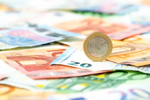 Balancering Van Euromunten Achtergrond Van Eurobankbiljetten — Stockfoto