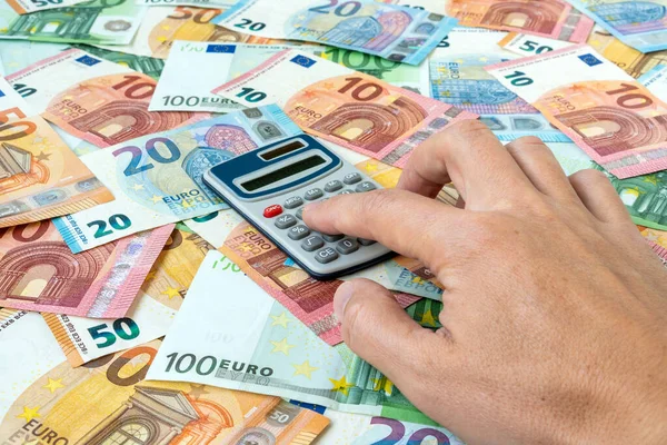 Mano Con Calcolatrice Conta Soldi Risparmio Finanze Economia — Foto Stock