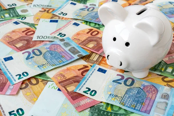 Piggy Pengar Låda Med Eurokontanter Närbild Besparingar Finanser Och Ekonomi — Stockfoto