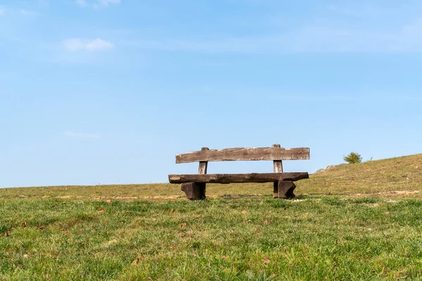 Empty Wood Bench Public Park Blue Sky — Stock Photo, Image