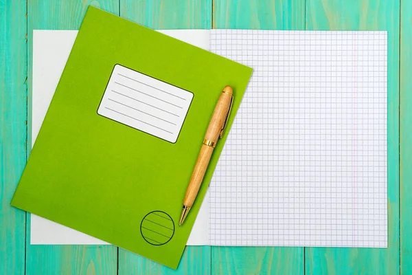 Abra Caderno Escola Com Caneta Mesa Espaço Cópia — Fotografia de Stock