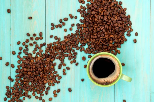 Groene Kop Koffie Koffiebonen Houten Achtergrond Bovenaanzicht — Stockfoto