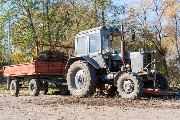 Tracteur Avec Une Remorque Remplie Branches Arbres Feuilles Mortes Dans — Photo