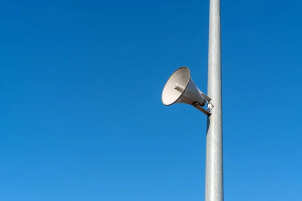 Alto Falante Estádio Livre Sobre Fundo Azul Céu — Fotografia de Stock