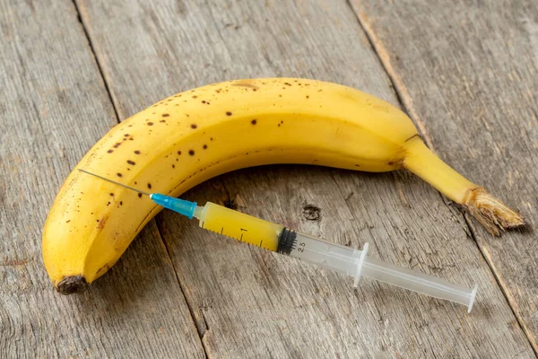 Jeringa Plátano Concepto Medicina Alimentaria Cosmética Modificada Genéticamente — Foto de Stock