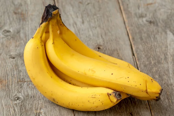 Bando Bananas Doces Deitado Fundo Madeira Velho — Fotografia de Stock