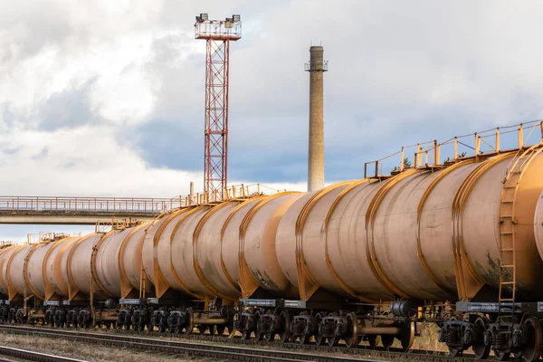 鉄道による石油 燃料輸送タンクのセット — ストック写真