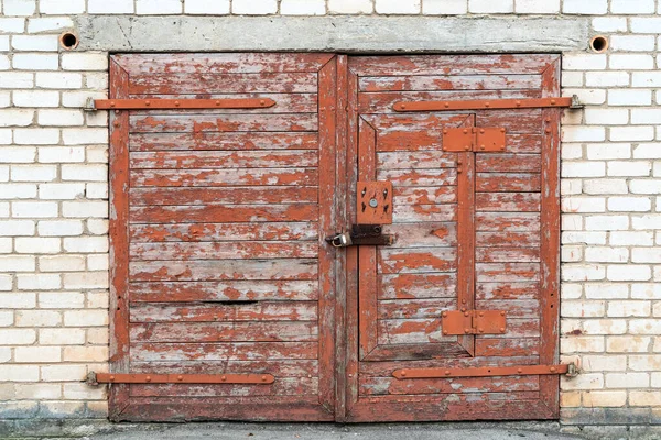 Παλιά Ξύλινη Πόρτα Του Εγκαταλελειμμένου Γκαράζ — Φωτογραφία Αρχείου