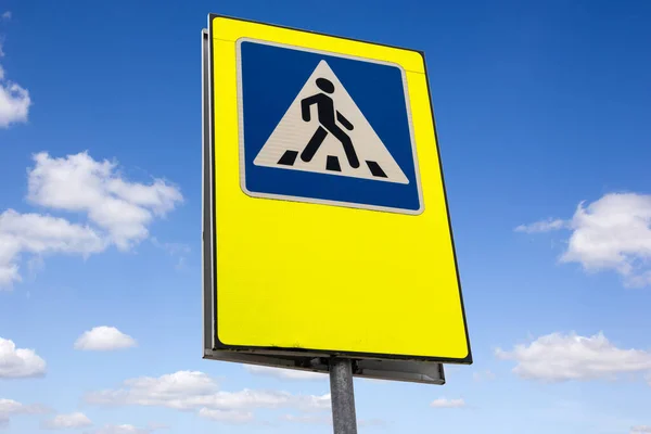 Trânsito Sinal Travessia Pedestres Crosswalk Sinal Fundo Céu — Fotografia de Stock