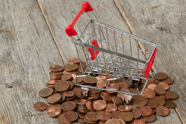 Pequeño Carrito Compras Monedas Dispersas —  Fotos de Stock