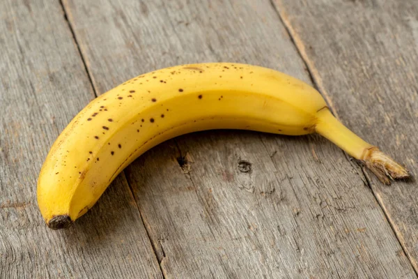 Banana Doce Deitado Fundo Madeira Velha — Fotografia de Stock
