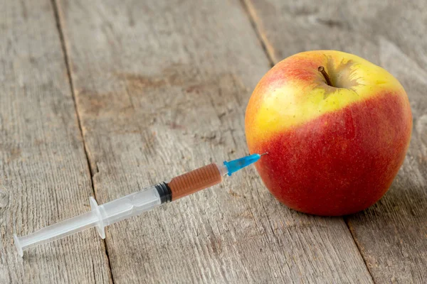 Jeringa Manzana Concepto Medicina Alimentaria Cosmética Modificada Genéticamente — Foto de Stock