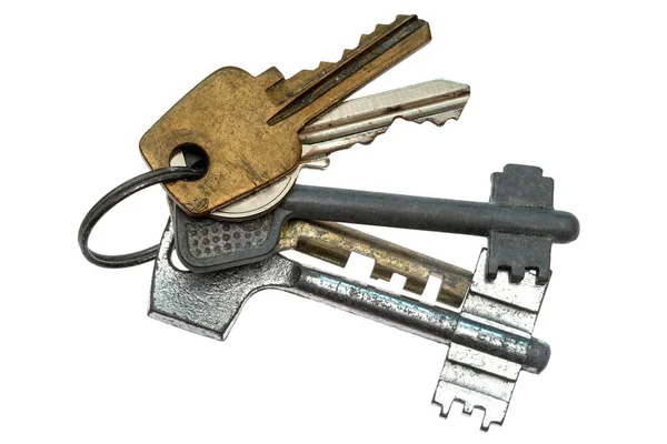 Fünf Schlüssel Einem Bündel Isoliert Auf Weiß — Stockfoto
