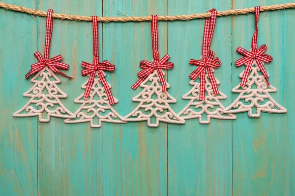 Χριστουγεννιάτικα Στολίδια Έλατο Δέντρο Κρέμονται Πάνω Από Ξύλινο Φόντο — Φωτογραφία Αρχείου
