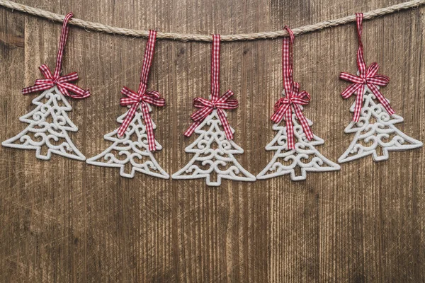 Χριστουγεννιάτικα Στολίδια Δέντρο Κρέμεται Πάνω Από Ξύλινο Φόντο — Φωτογραφία Αρχείου