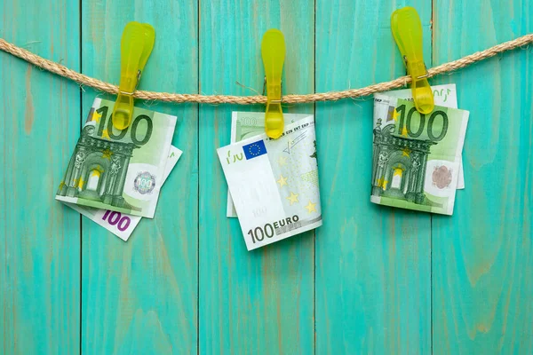 Dreihundert Euro Hängen Einem Seil Mit Wäscheklammern — Stockfoto