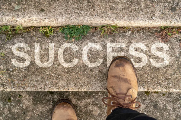 Hombre Subiendo Una Escalera Con Palabra Éxito —  Fotos de Stock
