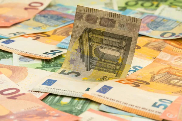 Куча Банкнот Евро Разбросанных Вокруг — стоковое фото