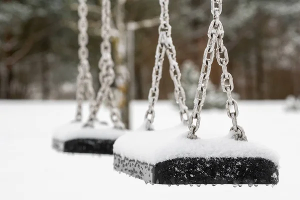 Columpio Vacío Invierno Con Nieve Primer Plano —  Fotos de Stock