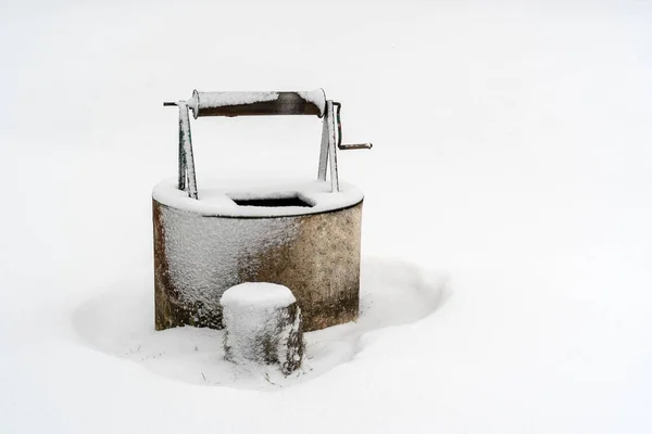 Old Draw Well Cubierto Nieve — Foto de Stock