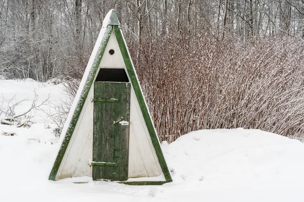 冬の屋外集落トイレ — ストック写真