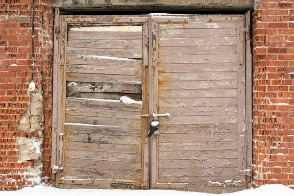 Old Wooden Door Abandoned Garage Damaged Brick Wall — Stock Photo, Image