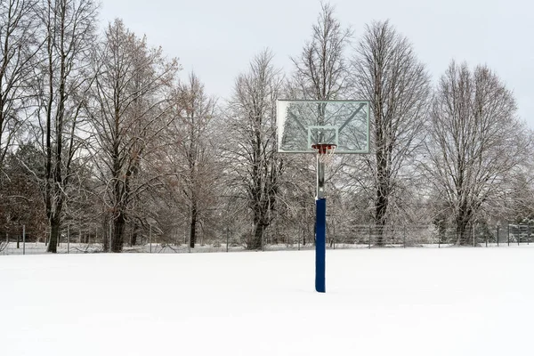 雪の下で冬のバスケットボールコート — ストック写真