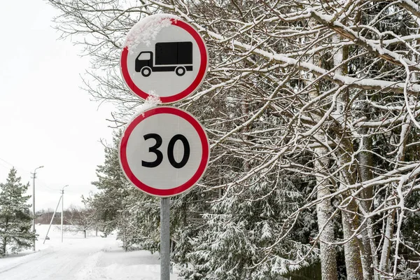 Znaki Wskazują Samochód Ciężarowy Zabronione Ograniczenie Prędkości — Zdjęcie stockowe