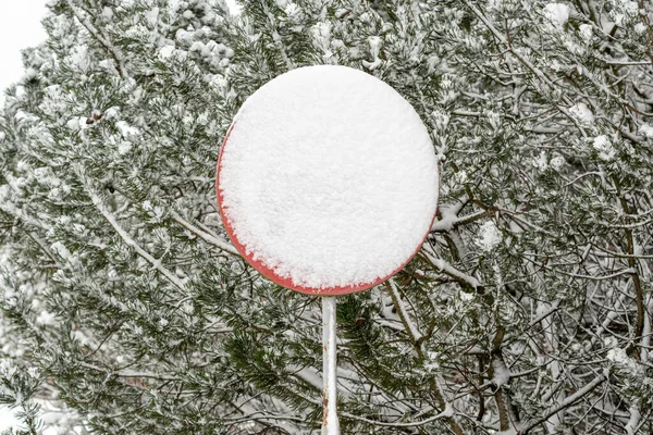 Señal Tráfico Calle Después Tormenta Nieve — Foto de Stock