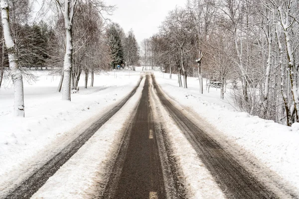 Сельская Дорога Зимой Покрыта Снегом — стоковое фото