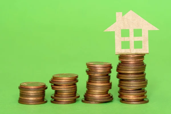 房子放在硬币上 计划存钱购买一个住宅概念 地产阶梯概念 抵押贷款和房地产投资 — 图库照片