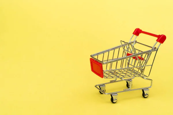 Carro Compras Vacío Sobre Fondo Amarillo Concepto Compra Comercialización — Foto de Stock