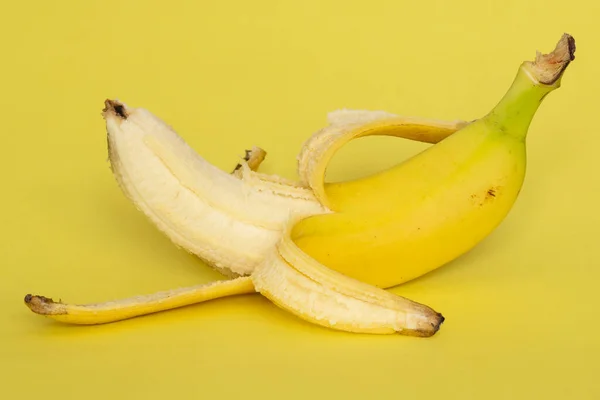 Geschilde Banaan Liggend Gele Achtergrond — Stockfoto