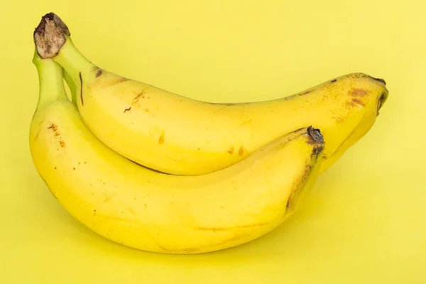 Ein Bündel Bananen Liegt Auf Gelbem Hintergrund — Stockfoto