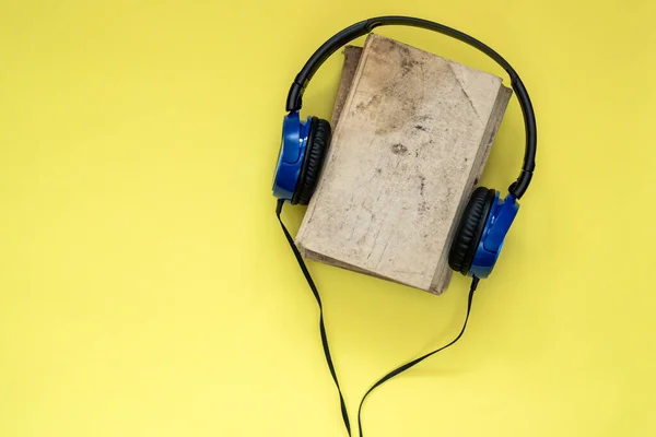 Ses Kitapları Konsepti Kulaklıklar Boş Kapaklı Kitap Üzerine Koyun Sarı — Stok fotoğraf