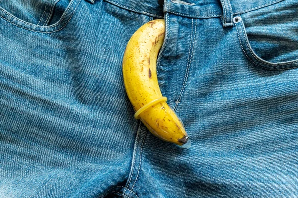 Banan Kondom Sticker Från Blå Jeans — Stockfoto