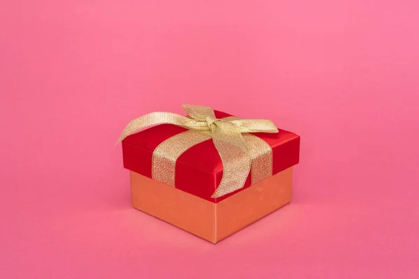 Coffret Cadeau Avec Noeud Doré Sur Fond Rose — Photo