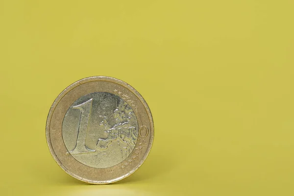 Sarı Arka Planda Bir Euro Duruyor — Stok fotoğraf