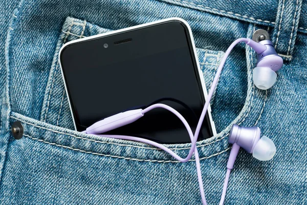Kot Pantolonun Cebinde Kulaklık Olan Akıllı Telefon — Stok fotoğraf