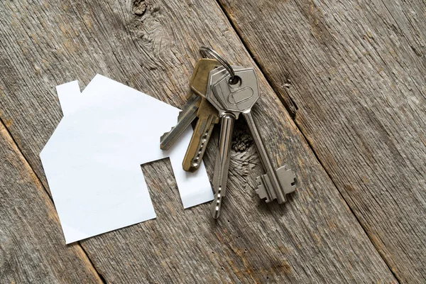 Icono Casa Llaves Sobre Fondo Madera Concepto Bienes Raíces Alquiler — Foto de Stock