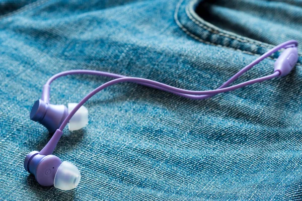 Los Auriculares Morados Sobresalen Del Bolsillo Los Vaqueros Concepto Música —  Fotos de Stock