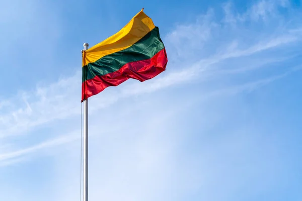 立陶宛国旗在蓝天背景上飘扬 — 图库照片