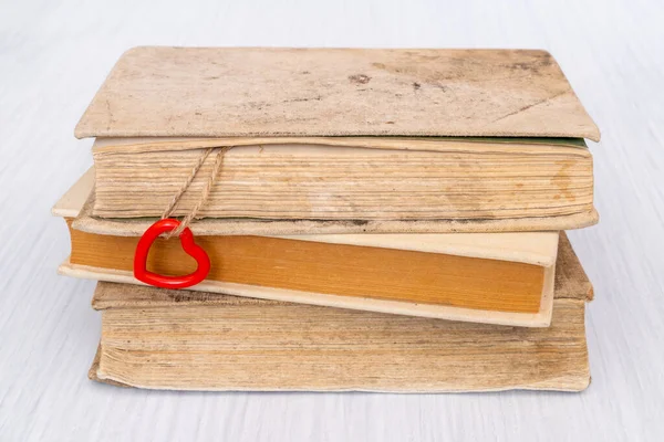 Staré Knihy Červeným Srdcem Provázku Kniha Láska Koncepce Valentýna — Stock fotografie