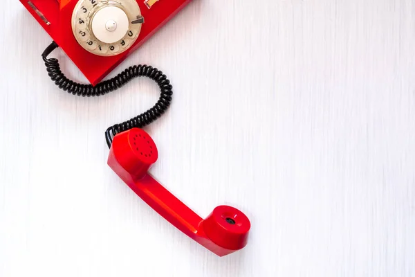 木制背景的老式红色电话 顶视图 拿起电话 — 图库照片
