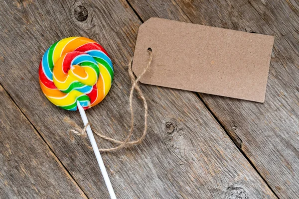 Lollipop Med Tagg Trä Bakgrund — Stockfoto