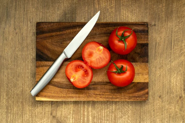 Placa Cozinha Madeira Com Faca Tomates — Fotografia de Stock