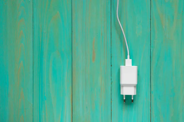 Weißes Smartphone Ladegerät Über Blauem Holzhintergrund Kopierraum — Stockfoto
